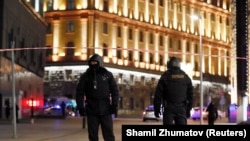 Российские силовики возле здания ФСБ в Москве, 19 декабря 2019 года