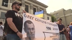 100 дней голодовки Сенцова: акция у посольства России в Киеве (видео) 100 дней голодовки Сенцова: акция у посольства России в Киеве (видео)