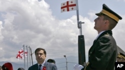 Михаил Саакашвили во время минуты молчания на военном мемориале в Тбилиси. 8 августа 2011 г