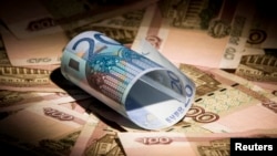 Рубль подешевел с начала января более чем на 10%. Чистый отток капитала из России за первый квартал, по прогнозам, превысит его объемы за весь прошлый год