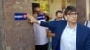 Nikola Jovanović, potpredsednik Narodne stranke, u kampanji za bojkot opštih izbora u Srbiji. Beograd, 14. maj 2020.