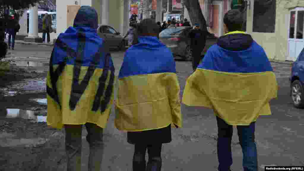 Публичные общественные акции в поддержку неделимости Украины и против присутствия российских войск в Крыму продолжались на оккупированном Россией Крымском полуострове еще несколько недель, увеличивая количество участников.