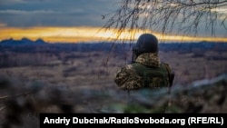 Вигляд на терикон, який утримують бойовики російських гібридних сил, із позиції українських військових неподалік міста Золоте на Луганщині