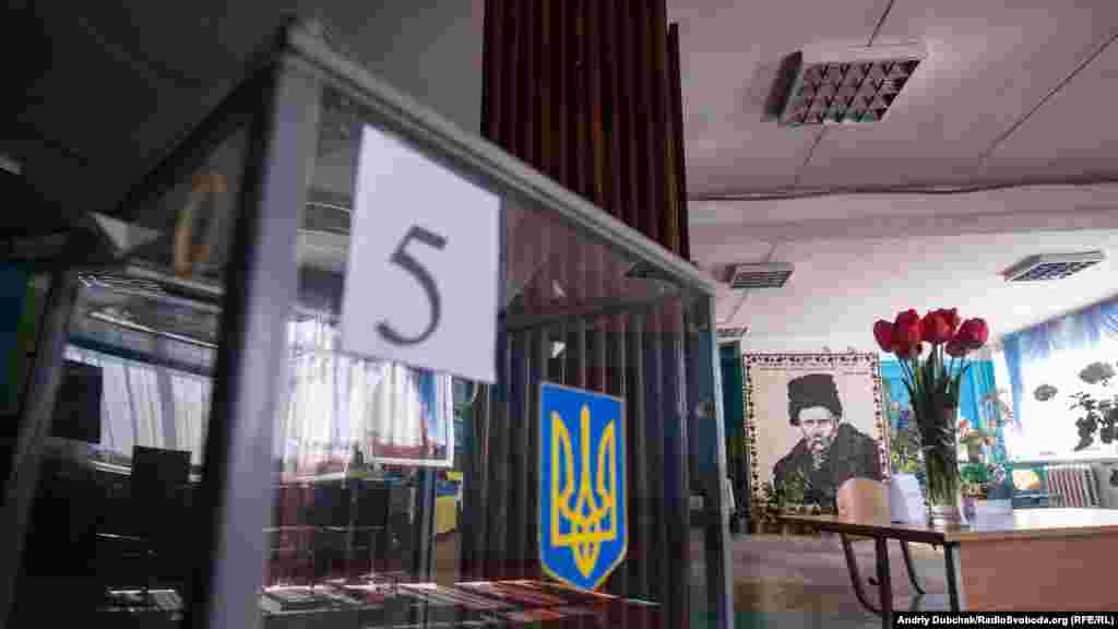 Сельский совет Гранитного управляет также небольшой деревенькой Старомарьяновка, которая находится под контролем сепаратистов "ДНР". Жители Старомарьяновки, несмотря на риск, пересекают линию разграничения, используя нелегальные тропы, и приходят в Гранитное. По словам местных жителей, они даже принимали участие в первом туре голосования на выборах президента Украины. До войны в Старомарьяновке проживало 300 человек, сейчас – около 80.
