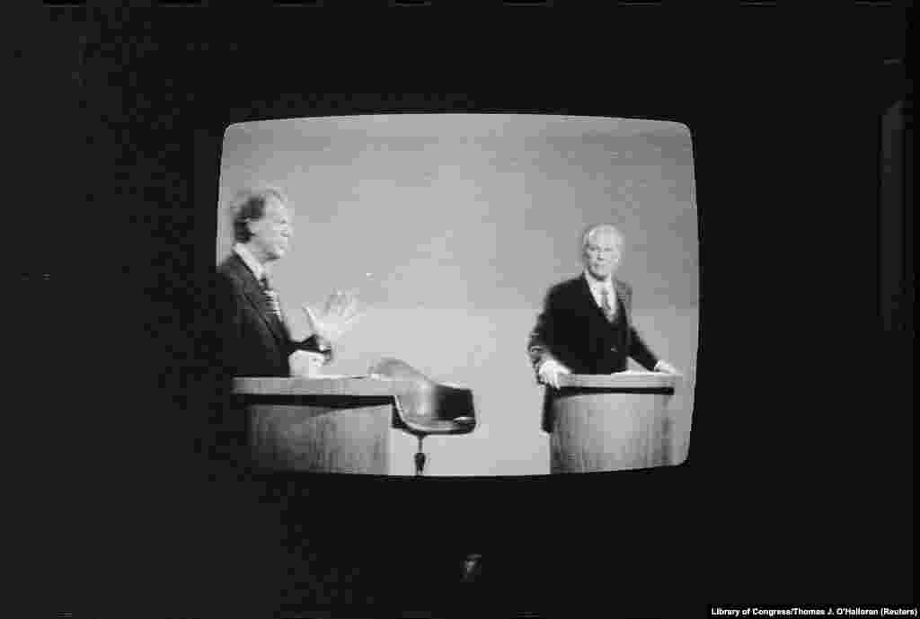 1976 год. Президентские дебаты в США возобновились после 16-летнего перерыва – с тех пор без них не проходила ни одна кампания. Демократ Джимми Картер встретился с в то время действующим президентом-республиканцем Джеральдом Фордом. В историю Соединенных Штатов этот эпизод вошел как казус Форда о «советском господстве». Говоря о том, что он не допустит распространения коммунизма, он заявил: «Советского господства в Восточной Европе не существует – и его никогда не будет при администрации Форда». В тогдашних реалиях холодной войны этот тезис от действующего лидера страны оказался достаточно противоречивым. Демократ Джимми Картер одержал победу на дебатах и выборах  