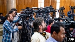 پر افغانستان د طالبانو تر واکمنېدو وروسته ګڼ شمېر خبریالانو هېواد پرې اېښی دی. پخوانی انځور