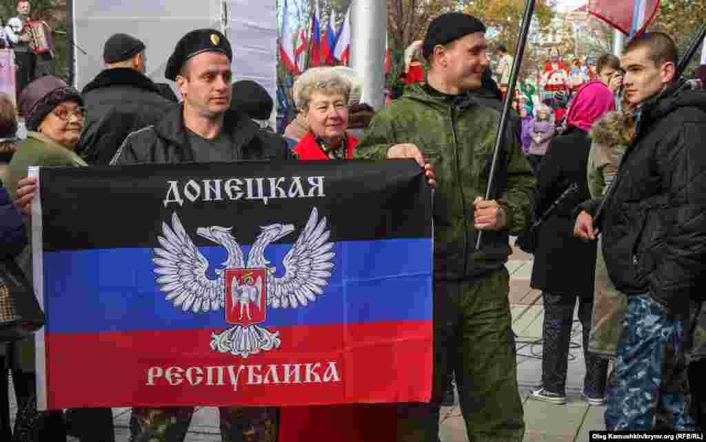 На митинге присутствовали люди с флагами «ДНР», которая в Украине признана террористической организацией. 