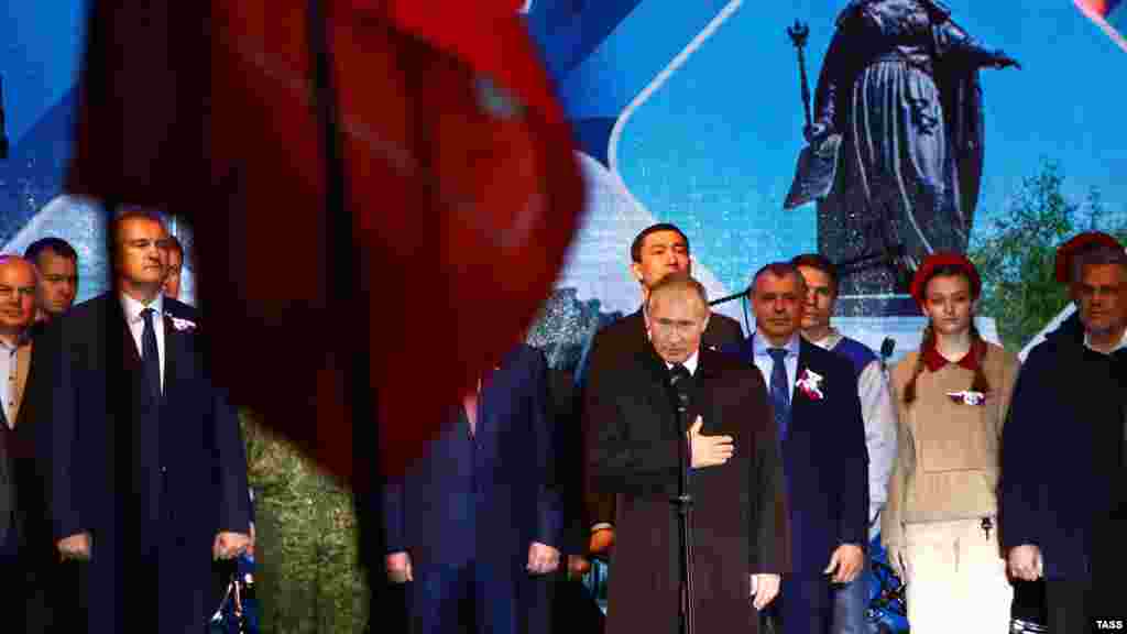 Президент России Владимир Путин на сцене в Симферополе на праздновании пятой годовщины аннексии Крыма 