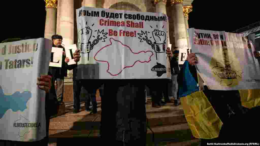 «Крым будет свободен» – гласит плакат одного из участников акции