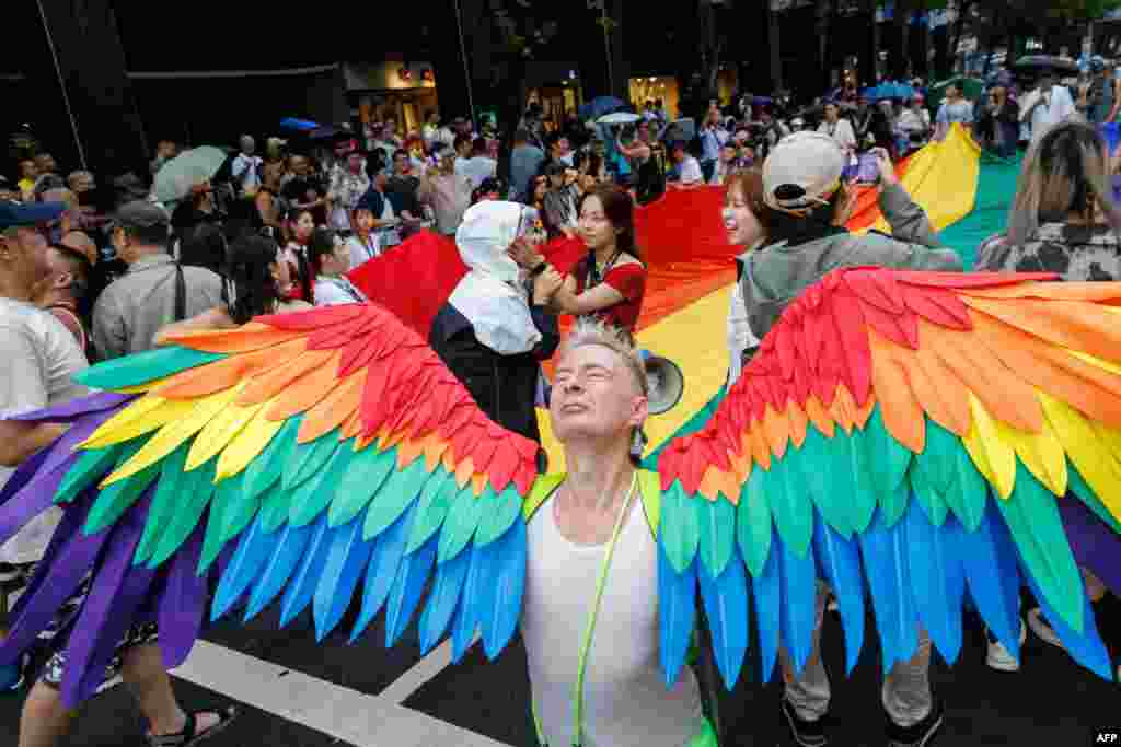 Učesnik Parade ponosa sa krilima u bojama LGBT zajednice, u Taipeiju 25. oktobra 2025.