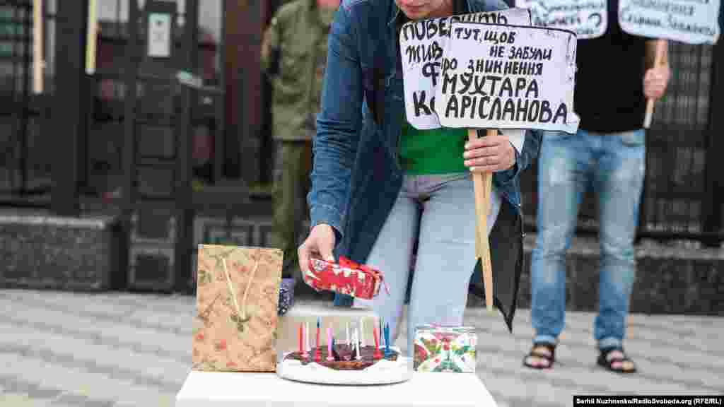 Также активисты по очереди подходили молча к столу и дарили подарки Ибрагимову, которые «в итоге так никто и не забрал»