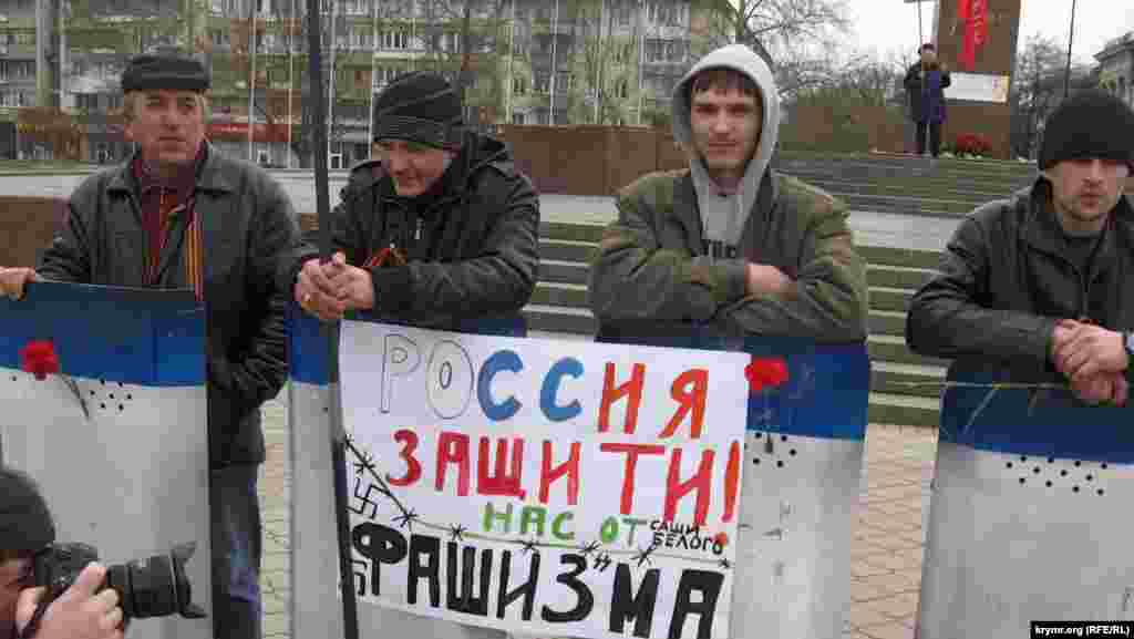 Спершу «куратори» випитують, яке видання і країну представляє журналіст і одразу, залежно від отриманої інформації, починають хором переказувати приголомшеному таким натиском журналісту твердо визубрені речівки про фашистів, «бандерівців», утиски росіян у Криму і визвольну місію Росії.  