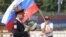 Житель Боснии и Герцеговины пришел на церемонию по случаю приезда в страну министра иностранных дел России Сергея Лаврова