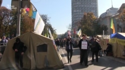 Активісти облаштовуються під Радою: встановили намети і польову кухню Активісти облаштовуються під Радою: встановили намети і польову кухню