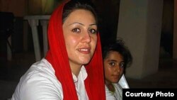 مریم اکبری منفرد، از قدیمیترین زندانیان سیاسی ایران، به همراه دخترش