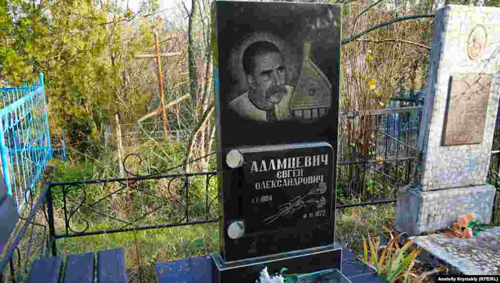 На кладбище села Холмовка Бахчисарайского района похоронен Евгений Адамцевич (1903-1972) – слепой бандурист, виртуозный исполнитель украинских народных исторических песен, автор знаменитого «Запорожского марша»