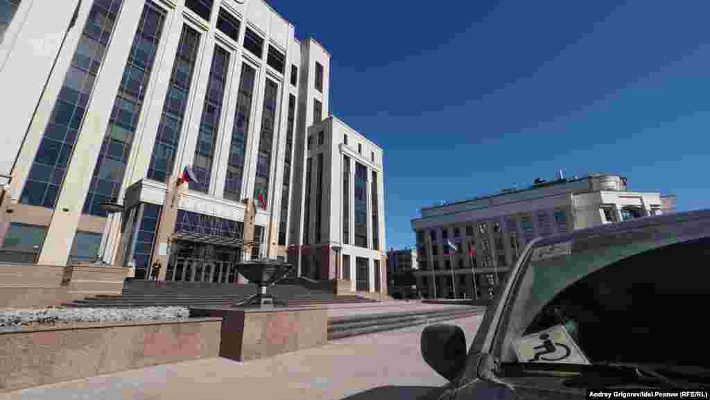 Высокопоставленных чиновников профильных министерств отец, мёрзнущий у Кабмина с плакатиком, как-то не трогает. 