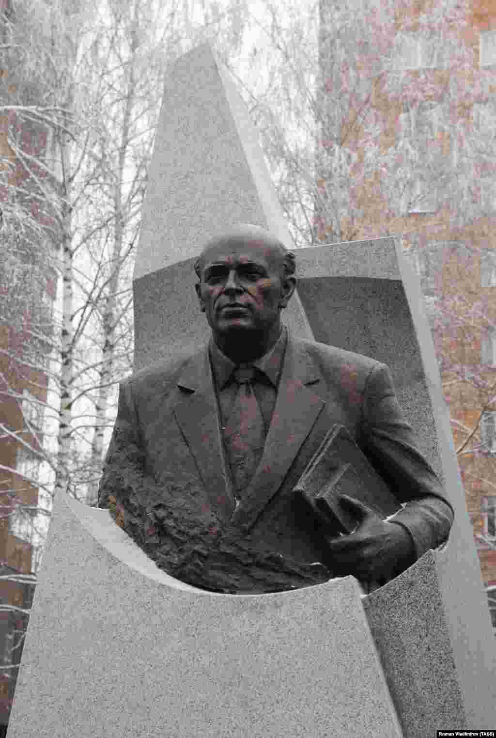 Памятник Андрею Сахарову в Нижнем Новгороде. 