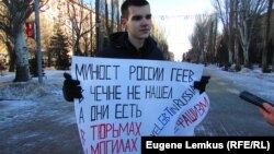 Владислав Погорелов проводит одиночный пикет в Волгограде, 22 января 2019 года