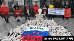 Акція біля будівлі російського посольства в Україні з вимогою звільнити з ув’язнення кінорежисера Олега Сенцова й інших українських політв’язнів, яких утримують в російських тюрмах, та із закликом бойкотувати Чемпіонат світу з футболу в Росії. Київ, 14 червня 2018 року