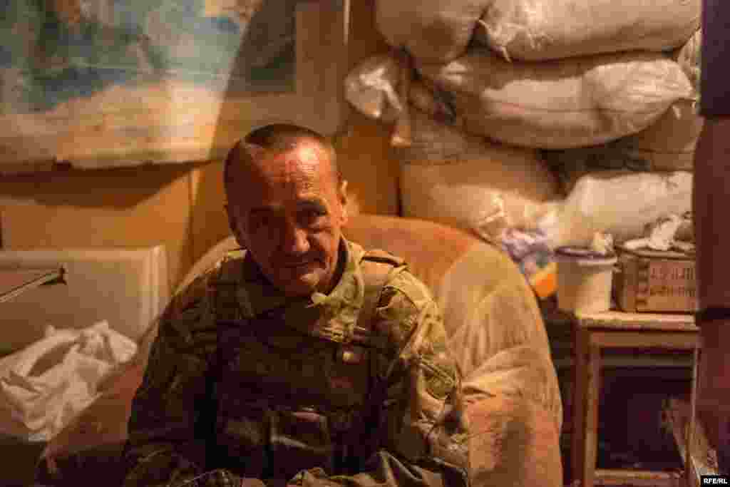 51-летний «Пром» – бывший солдат советской армии. Он провел 10 лет в советской тюрьме за то, что ранил человека ножом, но говорит, что не жалеет об этом: «Жизнь в Советском Союзе легкой не была и я сделал то, что должен был, чтобы выжить». Он говорит, что не намерен покидать фронт. «Придется везти меня вперед ногами, я отсюда не уеду».  