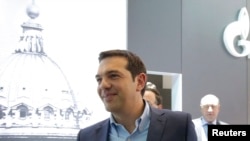 Алексис Ципрас после посещения павильона Газпрома в дни Петербургского экономического форума, 18 июня 2015 г.
