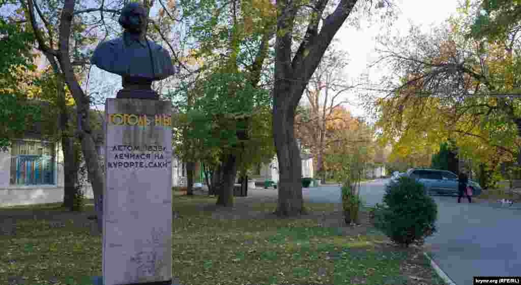 Памятник одному из классиков русской литературы Николаю Гоголю в старой части курортного парка. Сам парк начали закладывать весной 1891 года. Сюда, на берег соленого лечебного озера, завезли чернозем с материковой Украины. За три последующих года было высажено более 9 тысяч деревьев и кустарников. В пределах курортного парка размещаются четыре местных санатория, в том числе и «Саки», старые корпуса которого сегодня полуразрушены