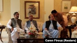 پخواني وزیراعظمان نواز شریف او شاهد خاقان عباسي په مینځ کې د خیبر پښتونخوا ګورنر اقبال ظفر جګړا