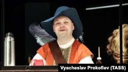 Актер Дмитрий Смолев в роли Д’Артаньяна в спектакле режиссера Михаила Ефремова "Дюма"