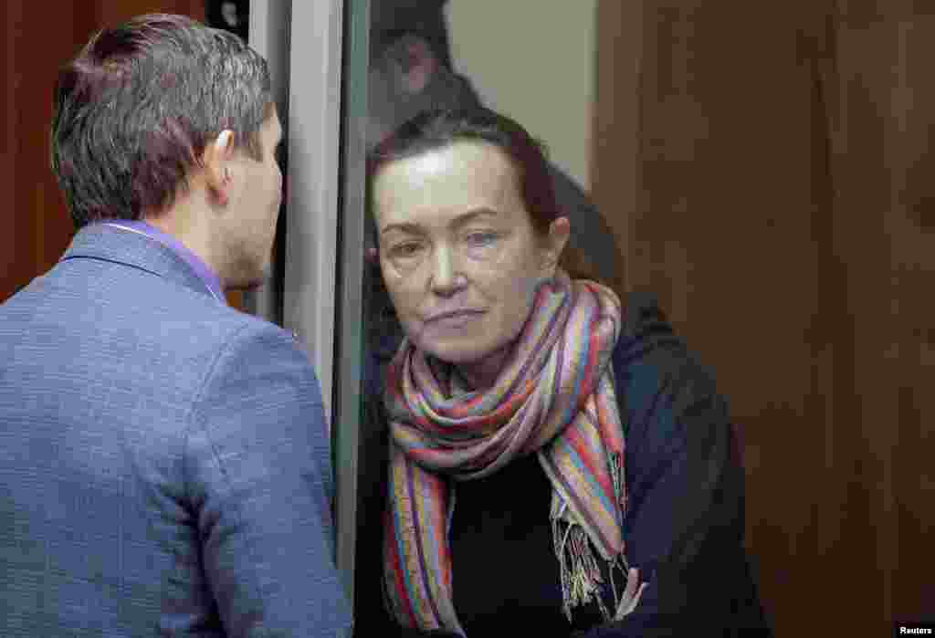 Алсу слушает адвоката, стоя внутри камеры для подсудимых, во время судебного заседания в Казани, Россия, 1 декабря 2023 года 