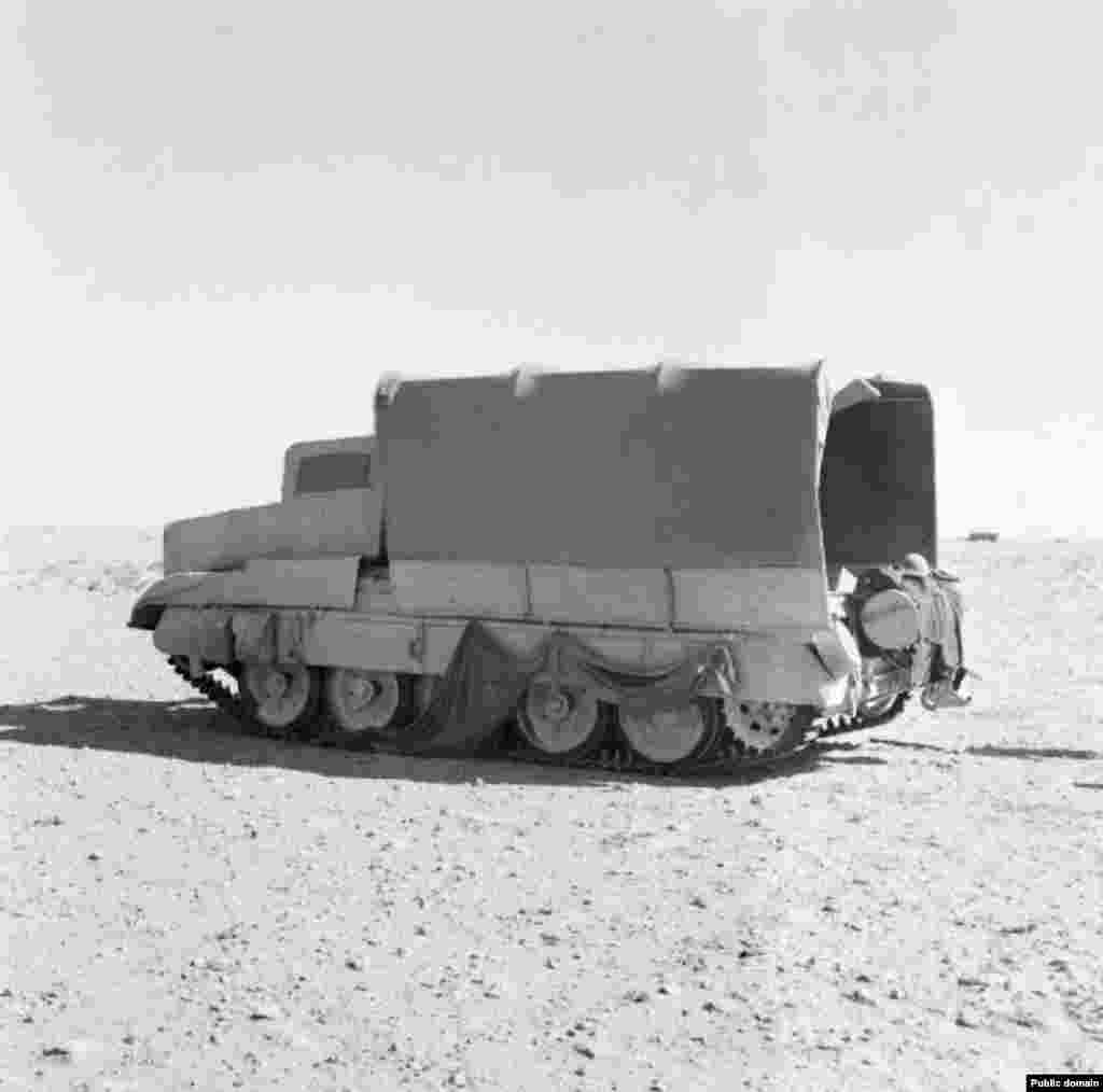 Британский танк, замаскированный под грузовик. Осенью 1942 года британские войска разместили макеты танков на южном фланге и настоящие танки, замаскированные под грузовики, – на северном. 