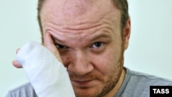 Журналист газеты "Коммерсан" Олег Кашин во время лечения и восстановления здоровья в московской больнице, 28 декаября 2010 г.