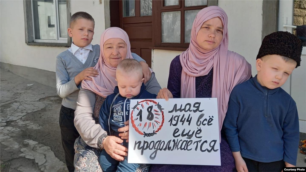 Супруга фигуранта третьего бахчисарайского «дела Хизб ут-Тахрир» Амета Сулейманова Лиля Люманова (вторая справа) со своей семьей