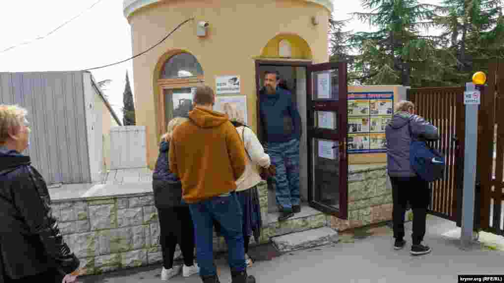 Согласно приказу начальника санатория «Утес» от 5 февраля 2021 года, на территорию здравницы, а заодно и парка, к морю, на мыс Плака, при предъявлении соответствующих документов могут пройти только ее отдыхающие, штатные работники, жители поселка Утес и экскурсанты. Для последних это удовольствие обойдется в 300 рублей (для пенсионеров – 150 рублей). А вот, к примеру, свадебная фотосессия с видом на дворец Гагариной – 10-50 тысяч рублей