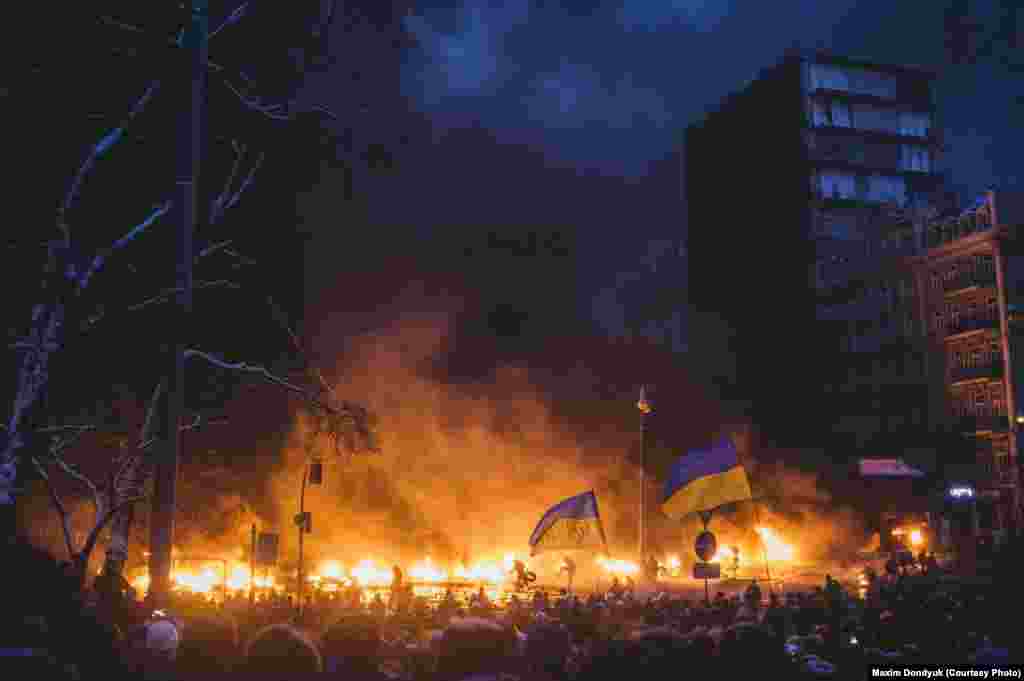 Баррикады на улице Грушевского. 23 января 2014 года. 