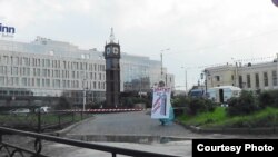 Жительница Петрозаводска Тамара Егорова вышла к стеле с плакатом "Хватит уродовать город!" Фото Тамары Спектор
