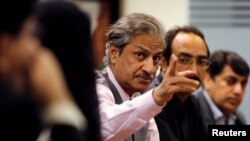 د پیمرا پخوانی مشر ابصار عالم مني چې نامعلومه کسان پر دې ادارې فشار اچوي.