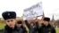 Задержание участника одиночного пикета против политики министерства культуры в Москве