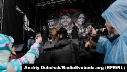 Під час акції «Білими нитками» на підтримку Кузьмненко, Антоненка і Дугарь. Київ, 22 грудня 2019 року
