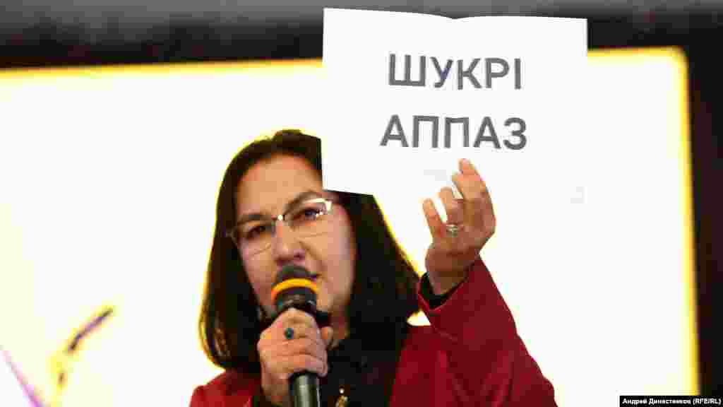 Історик Гульнара Бекірова оголошує переможця в номінації «Внесок у розвиток кримськотатарської літератури»