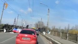 Бронемашины десанта под российскими флагами в Славянске Бронемашины десанта под российскими флагами в Славянске