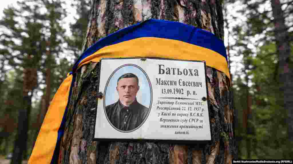Спогади енкаведистів та результати ексгумації тіл свідчать про характерний «почерк» убивць. Як правило, це були постріли у потилицю або в перший шийний хребець із револьверів системи «Наган». Наган вважався точним, безвідмовним та достатньо потужним для завдання смертельного поранення, несильна віддача берегла сили катів при масових розстрілах Воспоминания энкаведистов и результаты эксгумации тел свидетельствуют о характерном «почерке» убийц. Как правило, это были выстрелы в затылок или в первый шейный позвонок с револьверов системы «Наган». Наган считался точным, безотказным и достаточно мощным для нанесения смертельного ранения, несильная отдача берегла силы палачей при массовых расстрелах