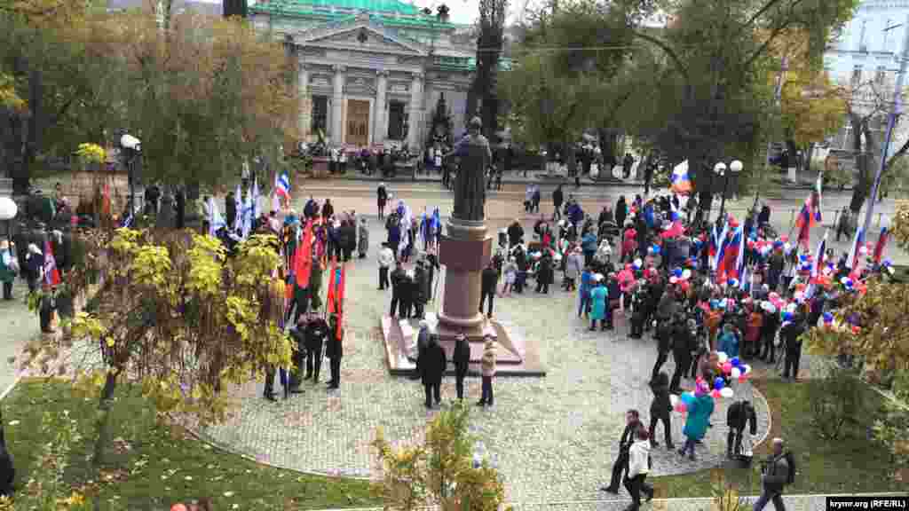 В Севастополе празднование Дня народного единства началось с возложения цветов к вечному огню у Мемориала героической обороны Севастополя 1941-1942 годов