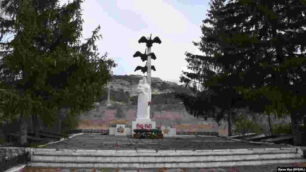 Мемориал – братская могила советских воинов, погибших в 1944 году