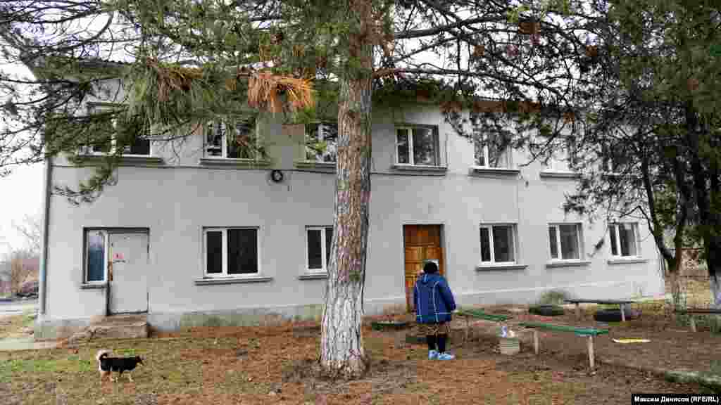 В декабре 2018 года по причине аварийности здания сельская амбулатория была закрыта. Правда, штатные специалисты-медики учреждения остались и до сих пор принимают страждущих от недугов селян