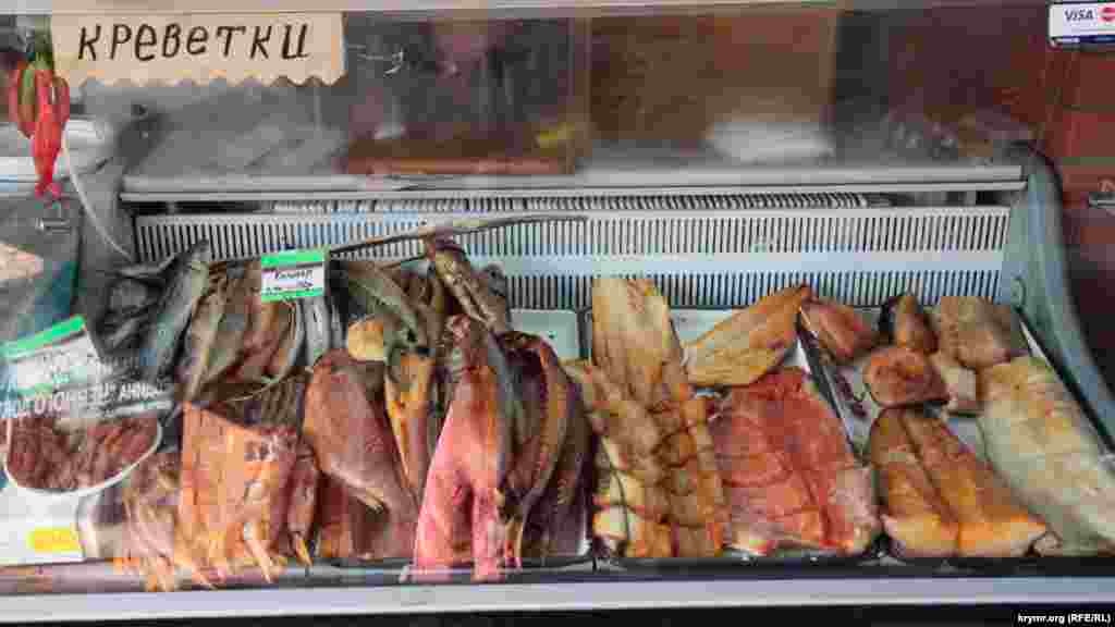 Продается также и закуска к пиву: кальмары, креветки и копченая рыба. В правом углу холодильника наклейка Visa и Mastercard – раньше на полуострове можно было рассчитаться кредитной карточкой
