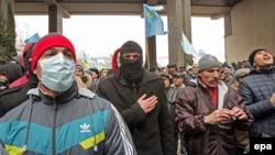 Крым татаразул хIаракатчагIи Крымалъул ТIадегIанаб Радаялъул минаялда цере. Симферополь, 26 февраль.