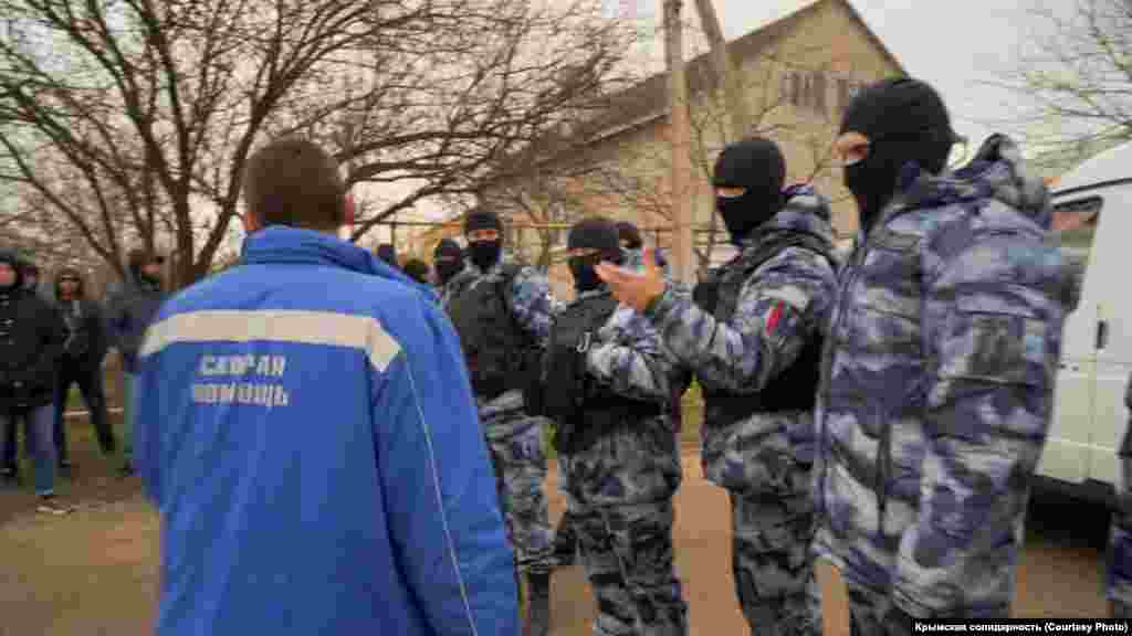 Оточення біля будинку Біляла Аділова довго не пропускає лікаря «швидкої допомоги» в будинок до літнього батька. Серверу Аділову стало погано після того, як у будинку розпочався обшук. Білял – імам у селищі Кам'янка Сімферопольського району. Його заарештували 27 березня 2019 року, зараз він перебуває в СІЗО
