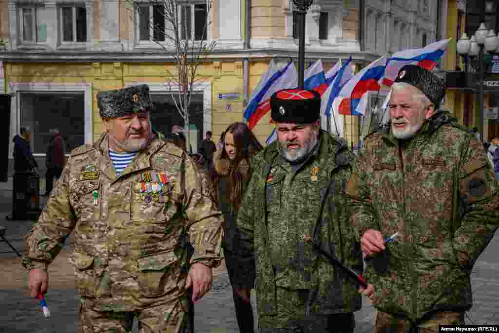 Сразу после выступления основных спикеров с площади ушли казаки и бойцы "Самообороны Крыма"