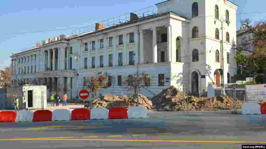«Строительный городок» на площади Лазарева, примыкающей к Большой Морской, вызвал волну критики со стороны местных общественников